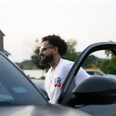 Hör dir Esa Mighty an, schau dir Musikvideos an, lies die Biografie, finde Tourdaten und mehr!