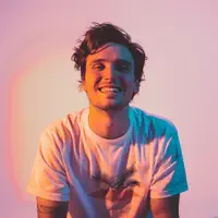 Escucha a undefined, mira videos musicales, lee su biografía, consulta las fechas de las gira y más.