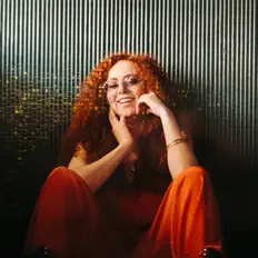 Dengarkan Julye Blom, tonton video musik, baca bio, lihat tanggal tur & lainnya!