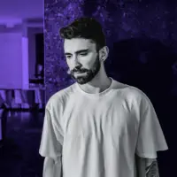 undefined dinle, müzik videolarını izle, biyografisini oku, tur tarihlerini ve daha fazlasını gör!
