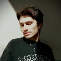 聆聽 undefined、觀看音樂影片、閱讀小傳、查看巡演日期等！