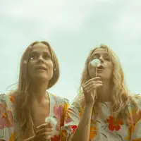 undefinedを聴いたり、ミュージックビデオを鑑賞したり、経歴やツアー日程などを確認したりしましょう！