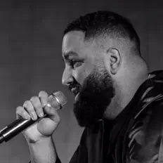 HAKVMを聴いたり、ミュージックビデオを鑑賞したり、経歴やツアー日程などを確認したりしましょう！