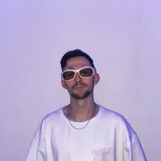 Poslechněte si interpreta meiston, sledujte hudební videa, přečtěte si životopis, podívejte se na data turné a další informace.