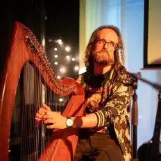 Daragh Gillen을(를) 듣고, 뮤직 비디오를 보고, 약력을 읽고, 투어 일정 등을 확인하세요!