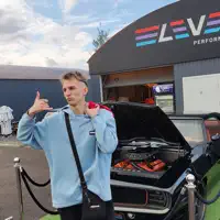 Poslechněte si interpreta undefined, sledujte hudební videa, přečtěte si životopis, podívejte se na data turné a další informace.