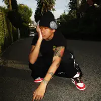 Ouve undefined, vê vídeos de música, lê a biografia, vê as datas da digressão e muito mais!