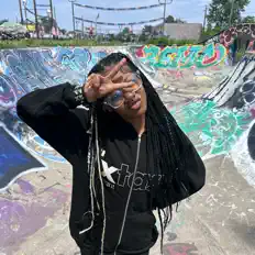 收听 Kear、观看音乐视频、阅读小传、查看巡演日期等 ！