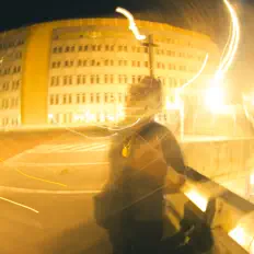 YZYを聴いたり、ミュージックビデオを鑑賞したり、経歴やツアー日程などを確認したりしましょう！