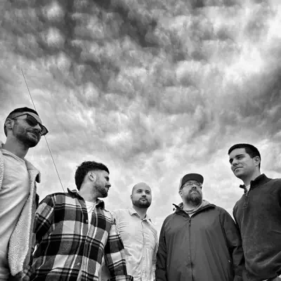 Listen to La era del pez, watch music videos, read bio, see tour dates & more!
