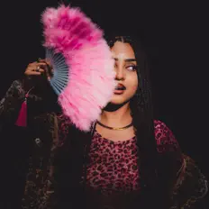 聆聽 GLADYS、觀看音樂影片、閱讀小傳、查看巡演日期等！