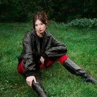 undefinedを聴いたり、ミュージックビデオを鑑賞したり、経歴やツアー日程などを確認したりしましょう！