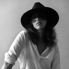 Dengarkan Mey, tonton video musik, baca bio, lihat tanggal tur & lainnya!