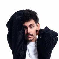 Poslechněte si interpreta undefined, sledujte hudební videa, přečtěte si životopis, podívejte se na data turné a další informace.
