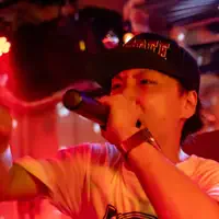 聆聽 undefined、觀看音樂影片、閱讀小傳、查看巡演日期等！