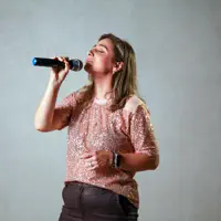 Luister naar undefined, bekijk muziekvideo's, lees de bio, bekijk de tourdata, en meer!