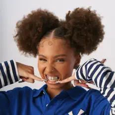 Josi सुनें, म्यूज़िक वीडियो देखें, बायो पढ़ें, दौरे की तारीखें और बहुत कुछ देखें!