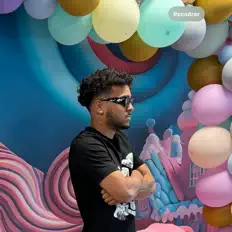 Poslechněte si interpreta L$b, sledujte hudební videa, přečtěte si životopis, podívejte se na data turné a další informace.