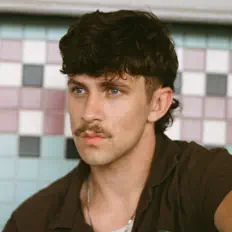 Zanzeyを聴いたり、ミュージックビデオを鑑賞したり、経歴やツアー日程などを確認したりしましょう！