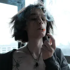 聆聽 Stillharley、觀看音樂影片、閱讀小傳、查看巡演日期等！