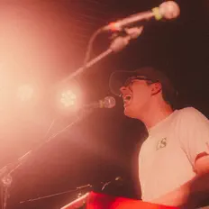 Cody Piperを聴いたり、ミュージックビデオを鑑賞したり、経歴やツアー日程などを確認したりしましょう！