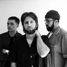 Ouça Chasing the Light, assista a videoclipes, leia a biografia, veja as datas das turnês e mais!