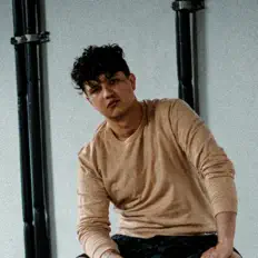 Poslechněte si interpreta Sage Grant, sledujte hudební videa, přečtěte si životopis, podívejte se na data turné a další informace.