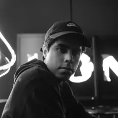 收听 Outflux、观看音乐视频、阅读小传、查看巡演日期等 ！