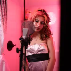 收听 Luna Moon、观看音乐视频、阅读小传、查看巡演日期等 ！