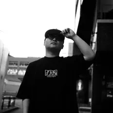 Dengarkan 盧舎那, tonton video musik, baca bio, lihat tanggal tur & lainnya!