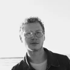 Poslechněte si interpreta herons, sledujte hudební videa, přečtěte si životopis, podívejte se na data turné a další informace.