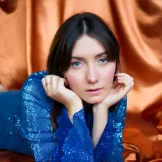 Écoutez Daphné Dro, regardez des vidéoclips, lisez la biographie, consultez les dates de tournée et plus encore !