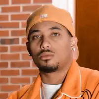 undefinedを聴いたり、ミュージックビデオを鑑賞したり、経歴やツアー日程などを確認したりしましょう！