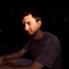 Meeting Peopleを聴いたり、ミュージックビデオを鑑賞したり、経歴やツアー日程などを確認したりしましょう！