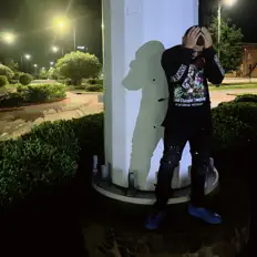 Hör dir Fettii an, schau dir Musikvideos an, lies die Biografie, finde Tourdaten und mehr!