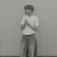 undefined을(를) 듣고, 뮤직 비디오를 보고, 약력을 읽고, 투어 일정 등을 확인하세요!