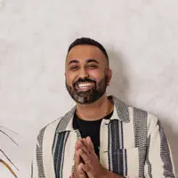 undefined सुनें, म्यूज़िक वीडियो देखें, बायो पढ़ें, दौरे की तारीखें और बहुत कुछ देखें!