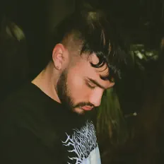Poslechněte si interpreta Kill, sledujte hudební videa, přečtěte si životopis, podívejte se na data turné a další informace.