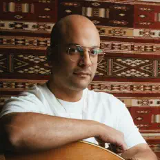 Écoutez Yoni Kubani, regardez des vidéoclips, lisez la biographie, consultez les dates de tournée et plus encore !