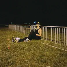 聆聽 Zeke.、觀看音樂影片、閱讀小傳、查看巡演日期等！