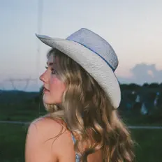 Hailee Taylorを聴いたり、ミュージックビデオを鑑賞したり、経歴やツアー日程などを確認したりしましょう！