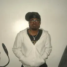 Poslechněte si interpreta Achille, sledujte hudební videa, přečtěte si životopis, podívejte se na data turné a další informace.