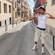 Escucha a E-M-I, mira videos musicales, lee su biografía, consulta las fechas de las gira y más.