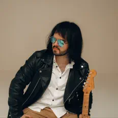 聆聽 FRUSHENDO、觀看音樂影片、閱讀小傳、查看巡演日期等！