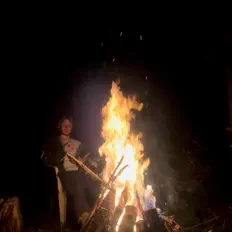 Neon Flameを聴いたり、ミュージックビデオを鑑賞したり、経歴やツアー日程などを確認したりしましょう！