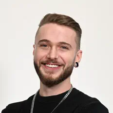 Poslechněte si interpreta Massivebass, sledujte hudební videa, přečtěte si životopis, podívejte se na data turné a další informace.