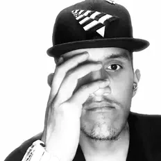 Escucha a JRG, mira videos musicales, lee su biografía, consulta las fechas de las gira y más.