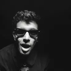 Hör dir Dhiraaj an, schau dir Musikvideos an, lies die Biografie, finde Tourdaten und mehr!