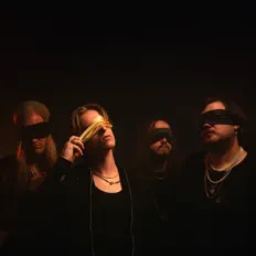 Blindloveを聴いたり、ミュージックビデオを鑑賞したり、経歴やツアー日程などを確認したりしましょう！