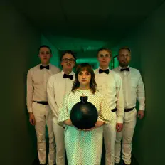 聆聽 Shrink the Giant、觀看音樂影片、閱讀小傳、查看巡演日期等！